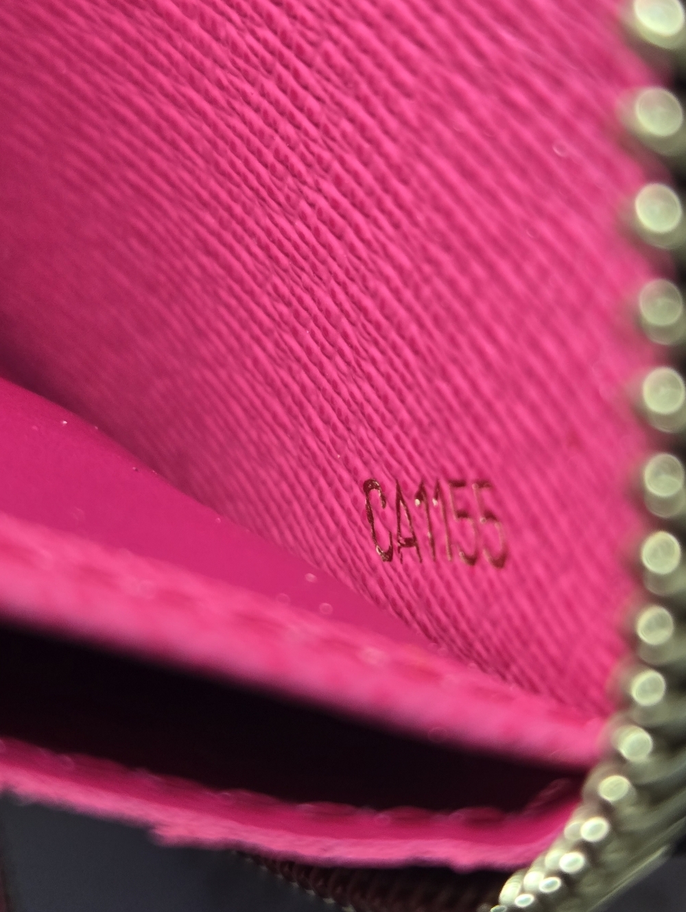Louis Vuitton Monogram V Line Zippy Wallet in Grenade. - Picture 14 of 15
